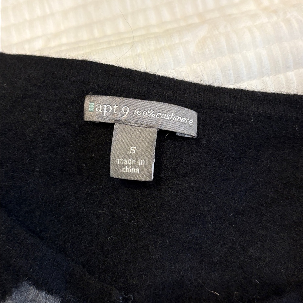 Apt 9 100% cashmere Black and Gray Argyle Women's Sweater - Picture 2 of 2
